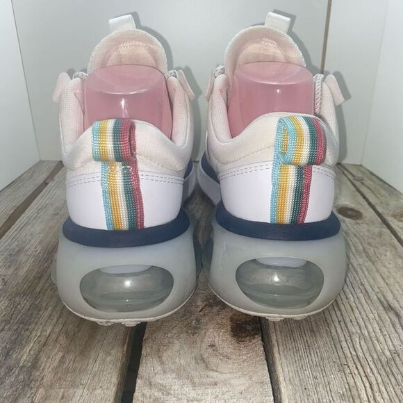 Nike Air Max Infinity 2 White Red Swoosh Women’s Sneakers Size 8 Running Shoes - Picture 4 of 8